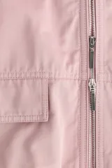 Chaleco de sarga marca H&M, color rosado, con escote redondo, cierre bidireccional y bolsillos delanteros con solapa. Modelo oversized con bajo globo para una silueta abullonada.