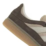 Championes Adidas modelo Handball Spezial, con diseño en tonos marrones y beige. Presenta una combinación de gamuza y tejido acanalado, con las icónicas tres tiras laterales en color claro y suela de goma color caramelo.