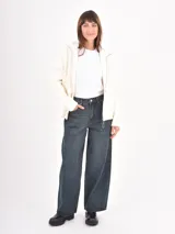 Jean de corte wide leg en color azul oscuro con efecto lavado. Presenta tiro alto, cierre frontal con botón metálico y bolsillos laterales y traseros.