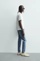 Jeans skinny cropped fit de corte ajustado y tiro medio, con diseño de cinco bolsillos y efecto lavado.