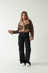 Campera corta de cuero sintético color marrón con interior y detalles de corderito color beige.