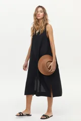 Vestido midi color crudo de corte relajado, con caída fluida, sin mangas y escote en V.