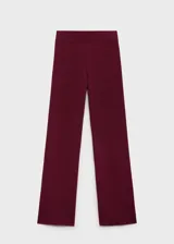 Pantalón de punto fino color bordó, de tiro medio y diseño largo con corte recto y cintura con goma elástica.