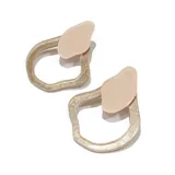Par de aros colgantes con forma geométrica irregular, color dorado con brillo y pieza superior en color crema.