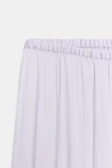 Pantalón de tiro medio, color negro, confeccionado en tejido satinado con diseño de pierna ancha y cintura elástica ajustable con cordón.