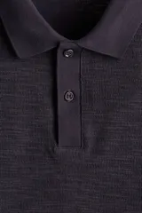 Remera polo de manga corta en punto jacquard de mezcla de algodón, con cuello clásico y tapeta de dos botones. Presenta un corte entallado slim fit.
