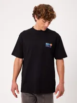 Remera gris oscuro de manga corta, con calce holgado y gran estampado en la espalda de una lata de refresco con la inscripción "Rusty Soda Club".