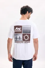 Remera blanca de manga corta con estampa en la espalda dividida en cuatro paneles de temática surfera con la inscripción "Sunshine Waves".