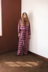 Pantalón de corte holgado y tiro medio, con estampado de cuadros grandes en tonos bordó y violeta. Cuenta con cintura elástica con cordón ajustable y bolsillos laterales.