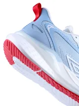 Championes deportivos Umbro modelo Pure Step, color celeste con detalles en blanco y rojo. Presentan una capellada de malla transpirable, suela con amortiguación y logo de la marca en el lateral.