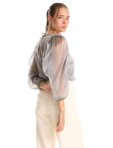 Blusa de gasa traslúcida con lurex, color gris, de manga larga con aplique fruncido en los hombros y puños elastizados. Incluye una musculosa interna a tono.