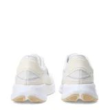 Championes New Balance modelo Training Cat, color beige y blanco con detalles en lila y plateado. Presentan una suela gruesa y un diseño de malla transpirable.