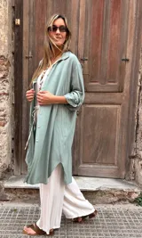 Sobrecamisa larga o vestido camisero verde agua, de manga larga y cierre frontal con botones.