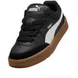 Championes Puma modelo Park Lifestyle SK8, de diseño urbano inspirado en el skate. Presentan una base de cuero blanco con detalles en gamuza gris claro en la puntera y el talón, destacando la icónica franja lateral de Puma en color negro. La suela es de goma color caramelo, proporcionando un contraste clásico y duradero.