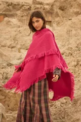 Chal de tejido liviano con acabado brillante y flecos decorativos en los bordes. Diseño versátil de caída fluida que permite diversas formas de uso.