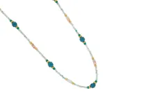 Collar de acero con terminaciones con baño de oro y piedras naturales.