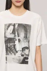 Remera oversize de jersey de algodón color blanco, con cuello redondo, mangas cortas y estampa frontal en blanco y negro de estilo collage fotográfico.