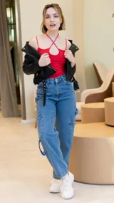 Top negro con breteles finos y escote asimétrico con abertura.