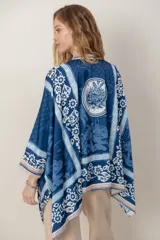 Camisa de seda con estampado tipo pañuelo en tonos azules y celestes, con diseño amplio y mangas murciélago anchas.