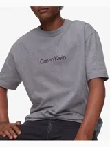 Remera gris de algodón con logo Calvin Klein estampado en el pecho, corte relaxed y mangas cortas.