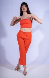 Top sin mangas color fucsia, con corte recto y confección ajustada.