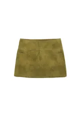 Pollera mini color verde oliva con efecto desgastado, dos bolsillos delanteros y cierre oculto. Confeccionada en tejido plano.