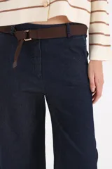 Pantalon de jean azul oscuro, de corte ancho y tiro alto, con botamanga ancha y cinto de tela incluido.