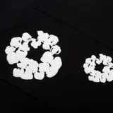 Hoodie negro con estampado de flores blancas.