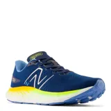 Championes de running New Balance color azul marino con detalles en azul y blanco.