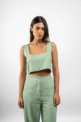 Top corto de lino en color verde menta, con escote cuadrado y diseño sin mangas.