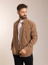 Camisa marrón de pana con corte regular fit, manga larga, cuello clásico y bolsillo en el pecho.