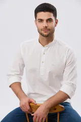Camisa de lino y algodón color blanco, con cuello mao, manga larga y medio cierre frontal con botones.