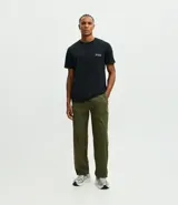 Pantalón deportivo de corte recto confeccionado en tejido técnico de poliamida y elastano. Presenta cintura elástica con cordón ajustable, bolsillos laterales con cierre y reguladores en el ruedo para un ajuste personalizado.