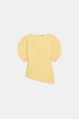 Top amarillo de manga corta abullonada, con cuello barco y bajo asimétrico. Cierre trasero con cremallera oculta.