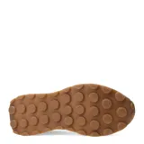 Championes urbanos Miss Carol, modelo Urti, en tonos blanco y beige. Presentan una combinación de texturas con paneles de gamuza y tela, cordones al tono y suela de goma dentada en color caramelo.