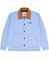Campera de estilo workwear confeccionada en canvas resistente color azul claro, con interior forrado en corderito sherpa. Presenta cuello de pana en color tostado, cierre frontal con botones metálicos, dos bolsillos frontales amplios y bordado de la marca en el pecho.