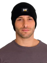 Gorro beanie negro de punto acanalado, con vuelta y parche frontal con el logo de la marca Caterpillar (CAT).