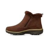 Bota casual Skechers de horma ancha, confeccionada en ante color marrón con forro interior de piel sintética. Presenta cierre lateral con cremallera, suela de goma flexible con amortiguación y diseño resistente al agua.