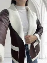 Tapado marrón de cuero sintético con interior de piel sintética color crema.