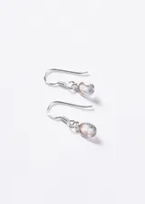 Aros colgantes de plata 925 hipoalergénica con piedra luna facetada de forma ovalada. El gancho es tipo anzuelo con espiral decorativo.