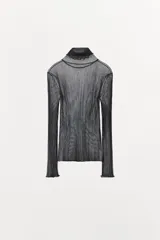 Top semitransparente de punto fino color negro, con cuello subido y manga larga.