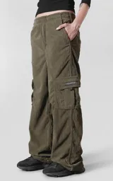 Pantalón cargo de corderoy color verde militar, de calce regular, con seis bolsillos y cintura elástica.