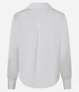 Camisa de satén azul marino, con cuello inglés, manga larga y cierre frontal con botones.