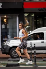 Calza biker deportiva con estampado abstracto en tonos marrones y blancos.