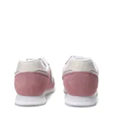 Championes New Balance modelo 373 para mujer, color rosado (rosa viejo/dusty rose) con detalles en gris claro y blanco. Presentan una combinación de gamuza y malla, con el logo 'N' en blanco y entresuela blanca con suela exterior gris.