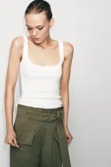 Musculosa de algodón fit entallado con escote redondo y diseño liso.