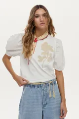 Jean wide leg color celeste, con cintura elástica ajustable mediante cordón y detalles de flecos en el ruedo.
