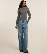 Blusa slim de chenille color beige, con cuello alto y mangas largas.