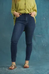 Pantalón de jean skinny de tiro alto color azul oscuro.