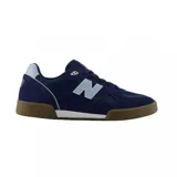 Championes urbanos New Balance modelo 600, color azul marino con detalles en celeste y suela de goma color caramelo. Confeccionados en una combinación de gamuza y malla, presentan el logo 'N' característico en los laterales.